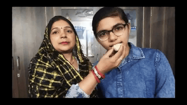 फतेहपुर में छात्रा ने आवेदन देकर दोबारा जांच करवाई कॉपी, अपनी जुड़वा बहन को पछाड़कर 12वीं बोर्ड की टॉपर बनीं #यूपी_बोर्ड