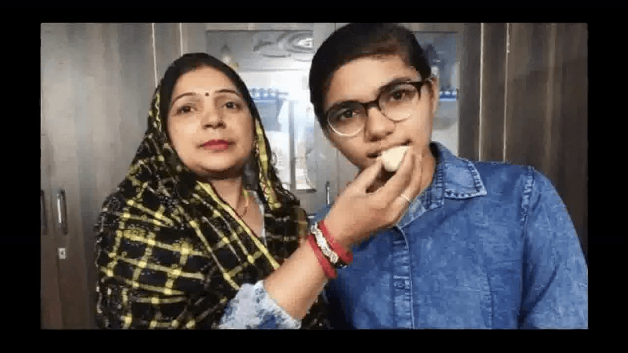 फतेहपुर में छात्रा ने आवेदन देकर दोबारा जांच करवाई कॉपी, अपनी जुड़वा बहन को पछाड़कर 12वीं बोर्ड की टॉपर बनीं #यूपी_बोर्ड