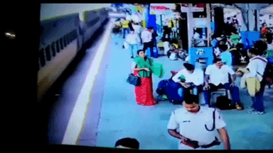 मुज़फ्फरपुर में चलती ट्रेन व प्लेटफॉर्म के गैप में गिरी महिला, RPF के जवानों ने बचाई जान #ट्रेन_प्लेटफॉर्म #आरपीएफ