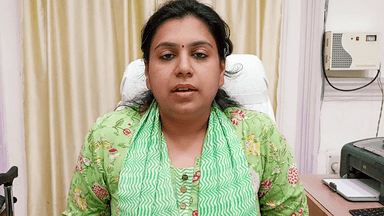 डीएम दिव्या मित्तल के पैर में तकलीफ़ होने के बावजूद जिले में लगातार सक्रिय