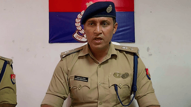 #Mirzapur: पुलिस ने 24 घंटे में किया 111 लोगों को गिरफ्तार, जानिए पूरा मामला?
#Uttar Pradesh