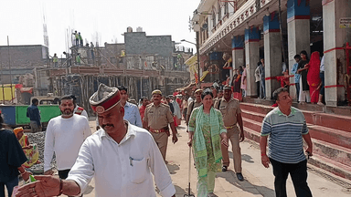 Mirzapur DM Divya Mittal Vindhya Corridor की प्रगति रिपोर्ट देख भड़कीं, अफसरों को क्या-क्या सुना डाला