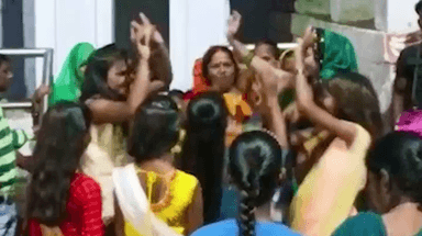 मिर्ज़ापुर: छठ की छटा से पटा बरिया घाट, बड़ी संख्या में घाट पर पहुंचे श्रद्धालुओं ने दिया अर्घ्य