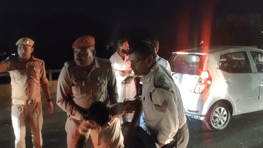 थाना कटघर क्षेत्रांतर्गत संभल चौराहे के पुल के ऊपर बाइक एक्सीडेंट हो गया जिसमें 2 लोगों को गंभीर रूप से चोट आ गई।