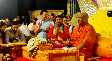 प्रख्यात संत गिरीशानंद महाराज  भागवत कथा में आरती करते एनयूजेआई के राष्ट्रीय सचिव डॉ. कमलकांत उपमन्यु एड एवं अन्य l