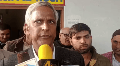 जिलाधिकारी ने डा0 खमानी सिंह यादव इंटर कालेज में स्मृति प्रतियोगिता के पुरस्कार वितरित किए