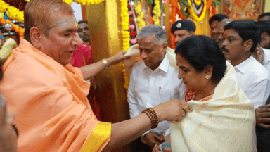 ಬೆಂಗಳೂರು ಉತ್ತರ: ನಗರದ ಮಾಗಡಿ ರಸ್ತೆಯ ಶ್ರೀ ಬಸವೇಶ್ವರ ದೇವಾಲಯಕ್ಕೆ ಸಚಿವ ವಿ.ಸೋಮಣ್ಣ ಭೇಟಿ, ವಿಶೇಷ ಪೂಜೆ