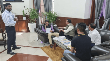 ಬೆಂಗಳೂರು ಉತ್ತರ: ತುಷಾರ್ ಗಿರಿನಾಥ್ ಅವರ ಬೆಂಗಳೂರಿನ ಕಚೇರಿಗೆ ಜಮೀರ್ ಭೇಟಿ: ಚಾಮರಾಜಪೇಟೆ ಕ್ಷೇತ್ರದ ವಿವಿಧ ಅಭಿವೃದ್ಧಿ ಕಾಮಗಾರಿ ಕುರಿತು ಚರ್ಚೆ