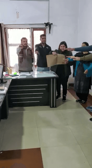 वोटर डे पर शपथ लेते रादौर एसडीएम कार्यालय के कर्मचारी