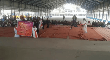 रादौर अनाज मंडी मेें गणतन्त्र दिवस की फाईनल रिहर्सल करते स्कूली बच्चे