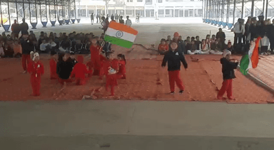 रादौर अनाज मंडी मेें गणतन्त्र दिवस की फाईनल रिहर्सल करते स्कूली बच्चे