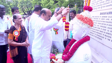 ಬೆಂಗಳೂರು ಉತ್ತರ: ಬಸವೇಶ್ವರರ 890ನೇ ಜನ್ಮದಿನದ ನಿಮಿತ್ತ ವಿಧಾನಸೌಧದಲ್ಲಿ ಬಸವೇಶ್ವರರ ಪುತ್ಥಳಿಗೆ ಸಿಎಂ ಮಾಲಾರ್ಪಣೆ