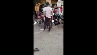 गुना नगर: शहर के गुरुद्वारे के पास पूर्व सरपंच की हुई पिटाई, वीडियो हुआ वायरल