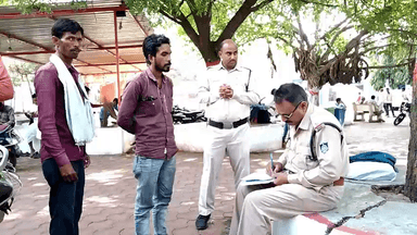 गुना नगर: जज्बी बस स्टेंड के पास से बिना सुरक्षा इंतजामों के मजदूर को ठेकेदार ने बिजली खंभे पर चढ़ाया, करंट लगने से हुई मौत