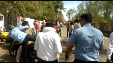 गुना नगर: आमरास्ता बंद हुआ तो कलेक्टर बंगले पहुंचे टोरिया के ग्रामीण, दिया धरना