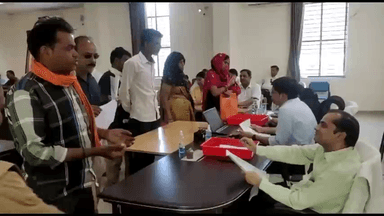 गुना नगर: जिला कलेक्‍ट्रेट के जनसुनवाई  आये 155 आवेदन, जिनके निराकरण के निर्देश संबंधित अधिकारियों को दिये गये