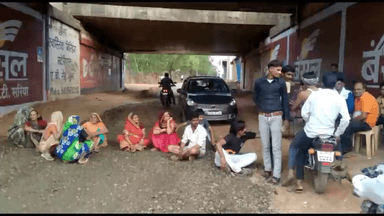 गुना नगर: सड़क बनवाने की मांग को लेकर ग्राम पंचायत सकतपुर के साईं सिटी कॉलोनी के लोगों ने किया चक्का जाम