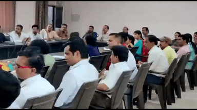 गुना नगर: जिला पंचायत भवन गुना में योग आयोग के अध्यक्ष ने अधिकारी और कर्मचारियों की बैठक में योग की बारीकियों की जानकारी दी