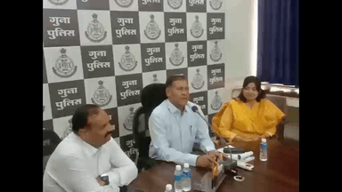 गुना नगर: एसपी कार्यालय में MP योग विभाग अध्यक्ष ने SP व कर्मचारियों के साथ योग संबंधित की बैठक, कराया योगाभ्यास