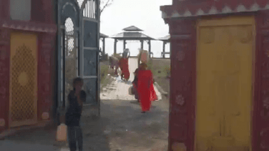 गुना नगर: बीनागंज के वार्ड नंबर 15 में पानी की है भारी किल्लत, शमशान घाट के अंदर से पानी लाने को मजबूर हैं महिलाएं