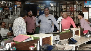 गुना नगर: जीनघर स्थित चौधरी मशीनरी, बीजी रोड स्थित कामिनी मशीनरी सहित कई दुकानों पर जीएसटी टीम ने मारा छापा