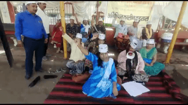 गुना नगर: शास्त्री पार्क के बहार 12 सूत्रीय मांगों को लेकर संविदा स्वास्थ्य कर्मियों द्वारा की जा रही हड़ताल