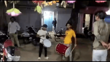 गुना नगर: आरोन में  बाल कांग्रेस अध्यक्ष सुमित शर्मा के जन्मदिन पर लगा बधाई का तांता कार्यकर्ताओं ने देर रात तक मनाया जशन