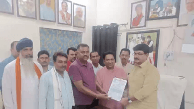 गुना नगर: गुना नगर में बमोरी विधानसभा सहित जिले भर के मूलपद गुरुजी से शिक्षक बने सैकड़ों शिक्षकों ने पंचायत मंत्री को सौंपा ज्ञापन