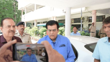 मुख्य सचिव ने अधिकारियों के साथ जिले में चल रहे विकास कार्याे की समीक्षा