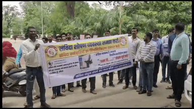 गुना नगर: संविदा अधिकारी एवं कर्मचारियों ने 1 सूत्रीय  मांगों को लेकर CM  के नाम DM को सौंपा ज्ञापन