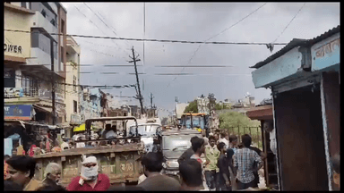 गुना नगर: हाट रोड़ से आगे स्थित रपटा की दुकानों को सड़क चौड़ीकरण के नाम पर हटाने पंहुचा नप अमला। दुकानदारों ने जताया विरोध