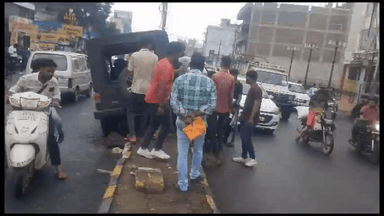 गुना नगर: AB रोड हीरो शोरूम के सामने अनियंत्रित होकर डिवाइडर पर चढ़ी जीप टला बड़ा हादसा