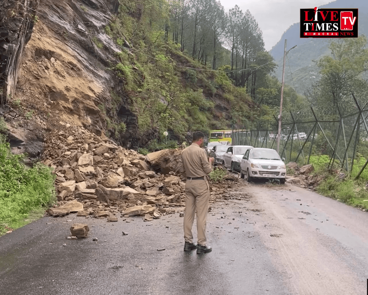 पंडोह : चंडीगढ़ मनाली नेशनल हाइवे भूस्खलन के कारण बंद।