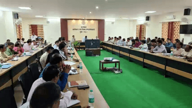 गुना नगर: कलेक्ट्रेट कार्यालय के सभागार में सीएम हेल्पलाइन से संबंधित डी एवं सी ग्रेडिंग वाले विभागों की रोकें वेतन -जिला  कलेक्टर