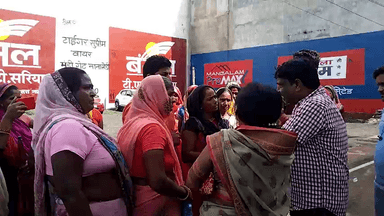 गुना नगर: नपा अध्यक्ष पति के खास पार्षद ने खोला मोर्चा, दलवी कॉलोनी स्थित नपा अध्यक्ष का आवास घेरा; महिलाएं धरने पर बैठी