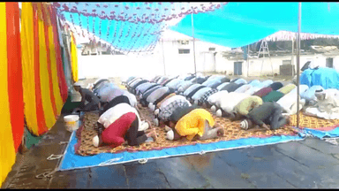 गुना नगर: ईदगाह मस्जिद पर पढ़ी गयी ईद उल अजहा की नमाज एक दुसरे को गले लगाकर दी गयी  ईद की बधाई