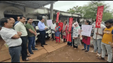 गुना नगर: फीसवृद्धि वापस लेने एवं छात्रवृत्ति की मांग को लेकर शिक्षा कार्यालय डीएसओ ने सौंपा ज्ञापन