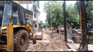 गुना नगर: शहर में सीवर लाइन के लिए खोदी गई सड़कों में जगह-जगह धंस रहे वाहन, मुख्य डाकघर गेट के सामने फंसा डंपर