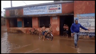 गुना नगर: झमाझम बारिश के बाद ग्राम  गणेशपुरा स्कूल में घुसा पानी,  पानी बाहर निकालते दिखे नौनिहाल