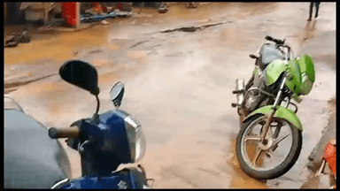 गुना नगर: हाट रोड पर खुदाई के बाद कीचड़ के दलदल में फंसा छोटा हाथी लोडिंग वाहन, आये दिन फंस रहे वाहन