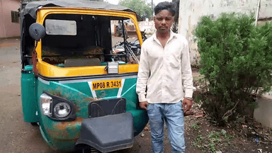 गुना नगर: शहर के बरवटपुरा के पास किराया मांगने पर एक व्यक्ति ने ऑटो चालक के साथ मारपीट कर उसकी ऑटो का कांच फोड़ा