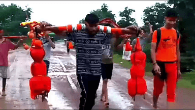 गुना नगर: महोदरा स्थित केदारनाथ धाम से जल भरकर म्याना लाए समिति के कार्यकर्ताओं ने प्राचीन शिव मंदिर पर किया जलाभिषेक