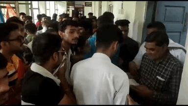 गुना नगर: सड़क बनवाने की मांग को लेकर NSUI के कार्यकर्ताओं ने शासकीय स्नातकोत्तर महाविद्यालय परिसर में किया प्रदर्शन