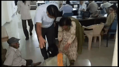 गुना नगर: कलेक्ट्रेट में ट्राई साइकिल व लोन के लिए परेशान दिव्यांग महिला खुद घिसट कर जा रही थी जनसुनवाई, रोकने पर किया बवाल