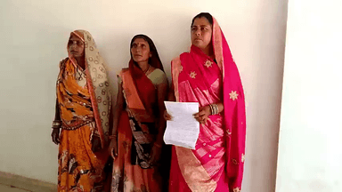 गुना नगर: गांव कलोरा में लोन दिलवाने के नाम पर महिलाओं से हुई ठगी, महिलाओं ने आजीविका मिशन प्रबंधक पर आरोप लगाकर DM को दिया ज्ञापन