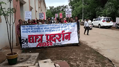 गुना नगर: छात्रवृति की राशि का अविलंब भुगतान करने की छात्रों ने  मांग,हनुमान चौराहे पर प्रदर्शन कर कलेक्टर को सौंपा ज्ञापन