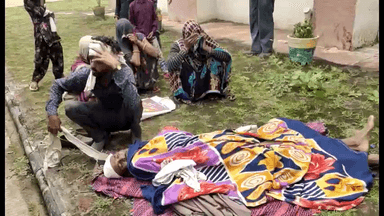 गुना नगर: मारपीट में गंभीर घायल बुजुर्ग को कलेक्ट्रेट गेट पर रखकर परिजनों ने किया प्रदर्शन