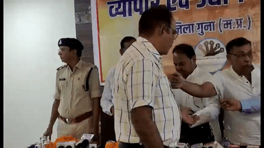 गुना नगर: भगोड़े व्यापारी की गिरफ्तारी पर व्यापार एवं उद्योग महासंघ ने किया पुलिस का सम्मान,होटल द सारा में कार्यक्रम का  आयोजन