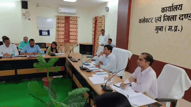 गुना नगर: राजस्व अधिकारियों की बैठक कलेक्ट्रेट के सभागार में  हुयी, कलेक्टर ने अधिकारियोंको  प्रकरणों के निराकरण के दिये निर्देश