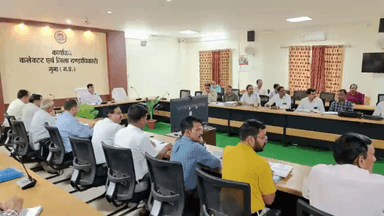 गुना नगर: कलेक्ट्रेट सभागार में कलेक्टर ने शिक्षकों के समय पर विद्यालय पहुंचने की व्यवस्था सुनिश्चित करने के दिए निर्देश